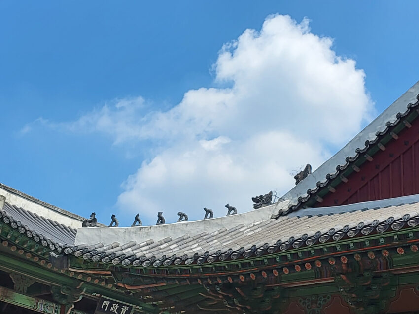 지붕 위에는 취두, 용두, 잡상 등 다양한 장식물들